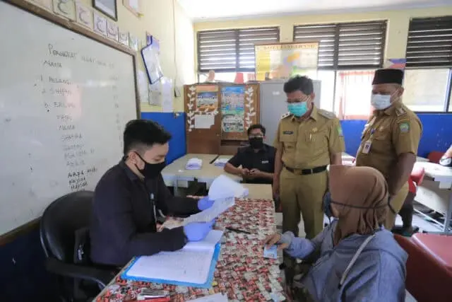 Wakil Wali Kota Tangerang Pantau Penyaluran Bansos di Pinang Wakil Wali Kota Tangerang Pantau Penyaluran Bansos di Pinang