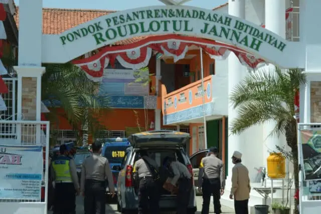 Peduli Pandemi Covid-19, Polsek Teluknaga Salurkan Bansos ke Ponpes Peduli Pandemi Covid-19, Polsek Teluknaga Salurkan Bansos ke Ponpes