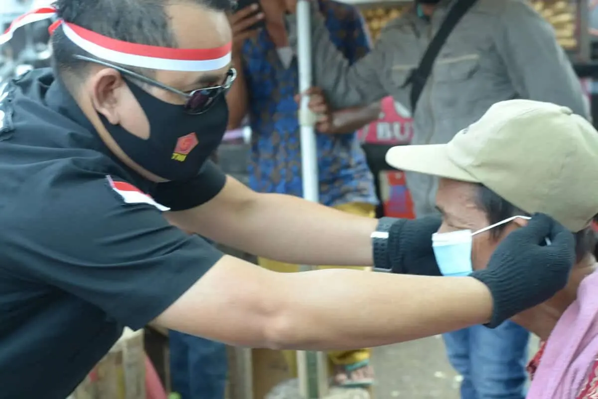 Berkostum Badut dan Superhero, Polisi Bagikan Masker dan Vitamin C di Pasar Anyar Berkostum Badut dan Superhero, Polisi Bagikan Masker dan Vitamin C di Pasar Anyar