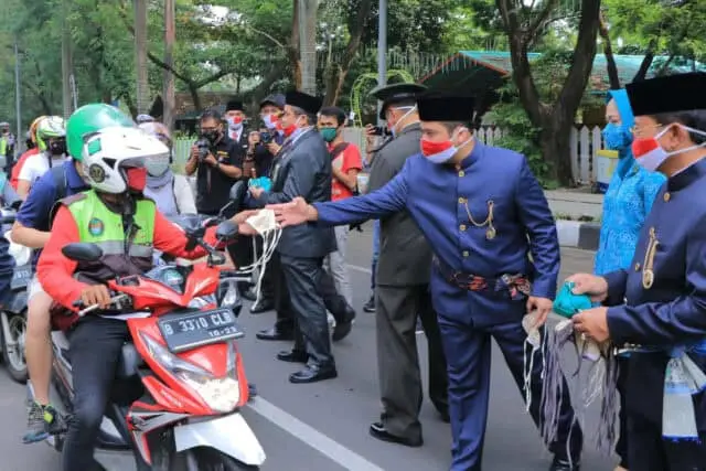 Gebrag Masker, 10.000 Masker Dibagikan ke Pengguna Jalan di Kota Tangerang Gebrag Masker, 10.000 Masker Dibagikan ke Pengguna Jalan di Kota Tangerang