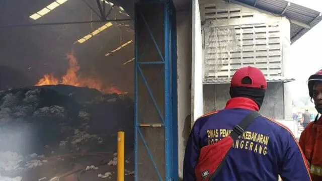 PT Argo Pantes Terbakar, BPBD Kota Tangerang Terjunkan Ratusan Personel PT Argo Pantes Terbakar, BPBD Kota Tangerang Terjunkan Ratusan Personel
