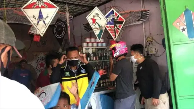 Musim Layangan, Pengerajin Raup Jutaan Rupiah Perhari Musim Layangan, Pengerajin Raup Jutaan Rupiah Perhari