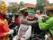 Gunakan Baju Adat di Jalan Raya, Polisi Bagikan 2 Ribu Masker ke Pengendara Gunakan Baju Adat di Jalan Raya, Polisi Bagikan 2 Ribu Masker ke Pengendara