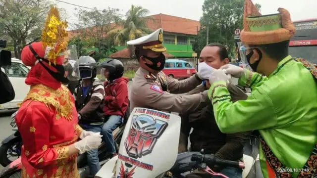 Gunakan Baju Adat di Jalan Raya, Polisi Bagikan 2 Ribu Masker ke Pengendara Gunakan Baju Adat di Jalan Raya, Polisi Bagikan 2 Ribu Masker ke Pengendara