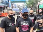 Bagi-bagi Masker di Pasar, SatresNarkoba Polres Metro Tangerang Kota Ajak Ginanjar Bagi-bagi Masker di Pasar, SatresNarkoba Polres Metro Tangerang Kota Ajak Ginanjar