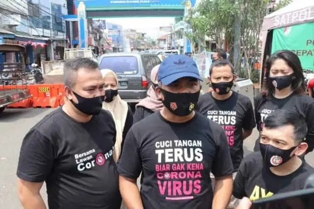 Bagi-bagi Masker di Pasar, SatresNarkoba Polres Metro Tangerang Kota Ajak Ginanjar Bagi-bagi Masker di Pasar, SatresNarkoba Polres Metro Tangerang Kota Ajak Ginanjar