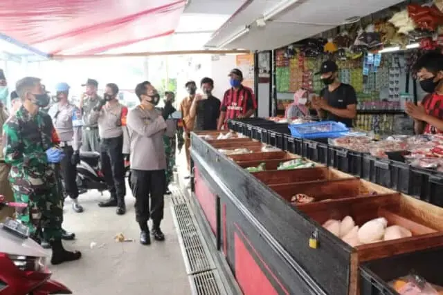 Sinergi Disiplinkan Masyarakat, TNI-Polri Sambagi Pasar di Kabupaten Tangerang Sinergi Disiplinkan Masyarakat, TNI-Polri Sambagi Pasar di Kabupaten Tangerang