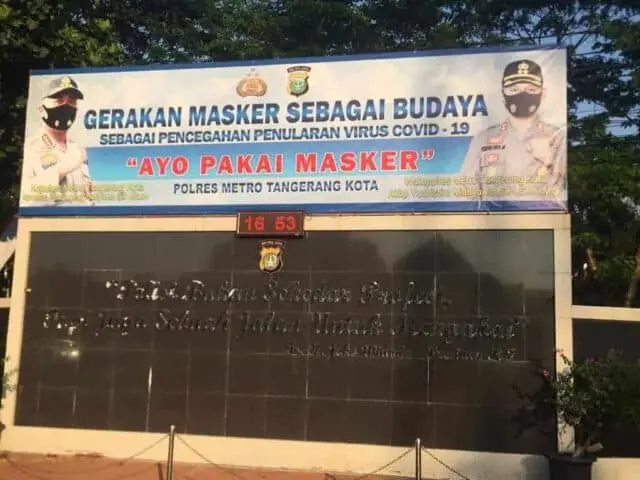 Lewat Spanduk dan Video Tron, Polres Metro Tangerang Kota Ajak Warga Ayo Pakai Masker Lewat Spanduk dan Video Tron, Polres Metro Tangerang Kota Ajak Warga Ayo Pakai Masker