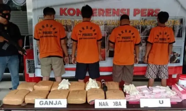 Polisi Ringkus Tersangka Narkotika Jenis Ganja dan Sabu Jaringan Aceh - Sukabumi Polisi Ringkus Tersangka Narkotika Jenis Ganja dan Sabu Jaringan Aceh - Sukabumi