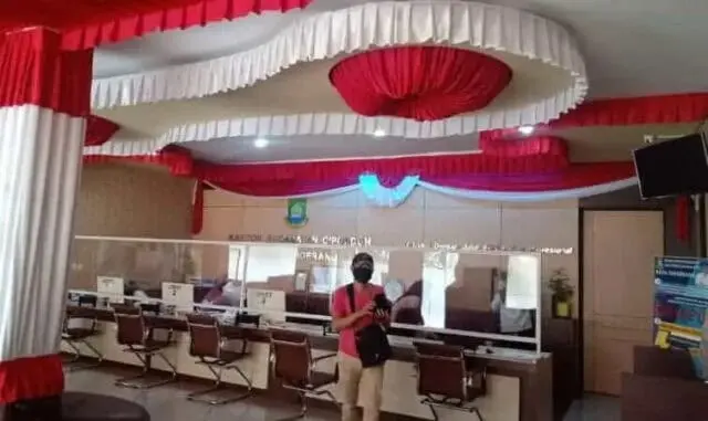 Cantik, Pernak Pernik Nuansa Merah Putih Terpasang di Kecamatan Cipondoh Jelang HUT RI ke-75 Cantik, Pernak Pernik Nuansa Merah Putih Terpasang di Kecamatan Cipondoh Jelang HUT RI ke-75