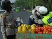 Covid-19 Meningkat di Kota Tangerang, HUT Polwan ke-72 Bagikan Masker ke Masyarakat Covid-19 Meningkat di Kota Tangerang, HUT Polwan ke-72 Bagikan Masker ke Masyarakat
