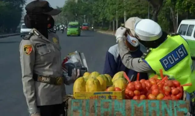 Covid-19 Meningkat di Kota Tangerang, HUT Polwan ke-72 Bagikan Masker ke Masyarakat Covid-19 Meningkat di Kota Tangerang, HUT Polwan ke-72 Bagikan Masker ke Masyarakat