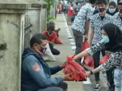 Kumpulkan Uang Jajan, Pelajar Kota Tangerang Bagikan Ribuan Masker dan Sembako
