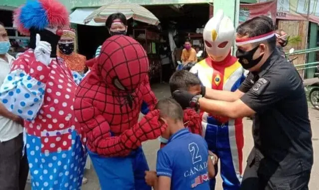 Berkostum Badut dan Superhero, Polisi Bagikan Masker dan Vitamin C di Pasar Anyar Berkostum Badut dan Superhero, Polisi Bagikan Masker dan Vitamin C di Pasar Anyar