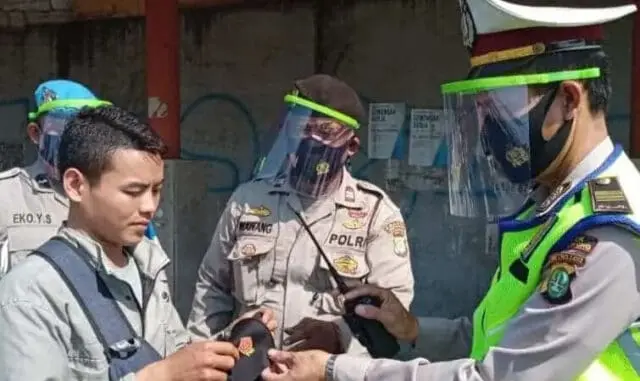 Operasi Protokol Kesehatan di Jatiuwung, Polisi Tegur Pengendara Tidak Gunakan Masker Operasi Protokol Kesehatan di Jatiuwung, Polisi Tegur Pengendara Tidak Gunakan Masker