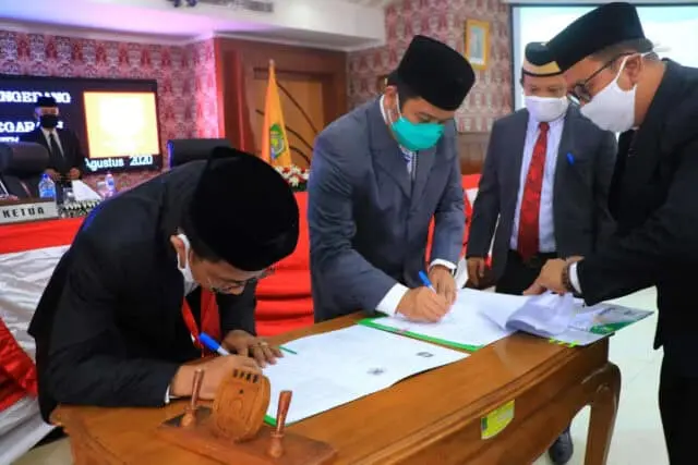Pemkot dan DPRD Kota Tangerang Tandatangani MoU KUA-PPAS APBD 2020 Pemkot dan DPRD Kota Tangerang Tandatangani MoU KUA-PPAS APBD 2020