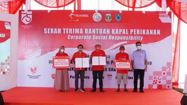 Digitalisasi Nelayan, Telkomsel Serahkan Bantuan 10 Kapal di Pandeglang Digitalisasi Nelayan, Telkomsel Serahkan Bantuan 10 Kapal di Pandeglang