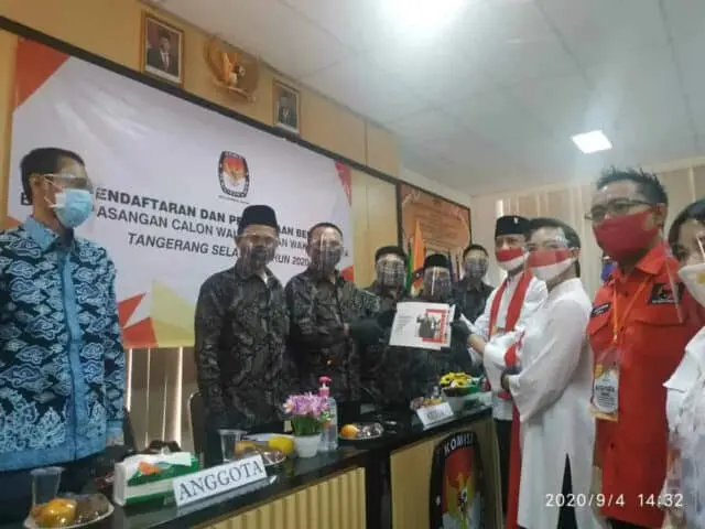 Muhamad-Sara Paslon Pertama Daftar ke KPU Muhamad-Sara Paslon Pertama Daftar ke KPU