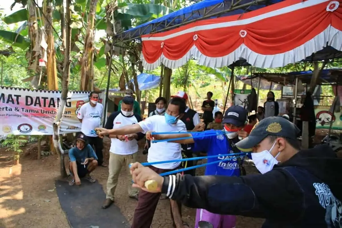 Warga Parung Serab Kota Tangerang Isi Masa New Normal Dengan Main Katapel Warga Parung Serab Kota Tangerang Isi Masa New Normal Dengan Main Katapel