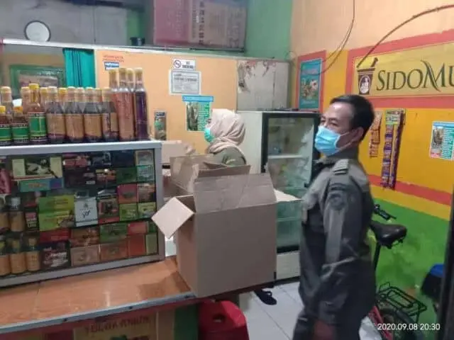 Tegakkan Perda, Satpol PP Kota Tangerang Sita Puluhan Botol Miras dari Pedagang Jamu Tegakkan Perda, Satpol PP Kota Tangerang Sita Puluhan Botol Miras dari Pedagang Jamu