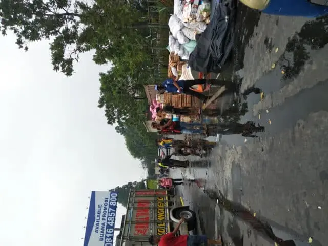 Truk Terguling, Lalin Kebon Nanas Tangerang Sempat Macet Parah Truk Terguling, Lalin Kebon Nanas Tangerang Sempat Macet Parah