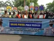 Orang Pintar Pakai Masker, Polisi Bagikan 10.000 Masker di Kota Tangerang Orang Pintar Pakai Masker, Polisi Bagikan 10.000 Masker di Kota Tangerang