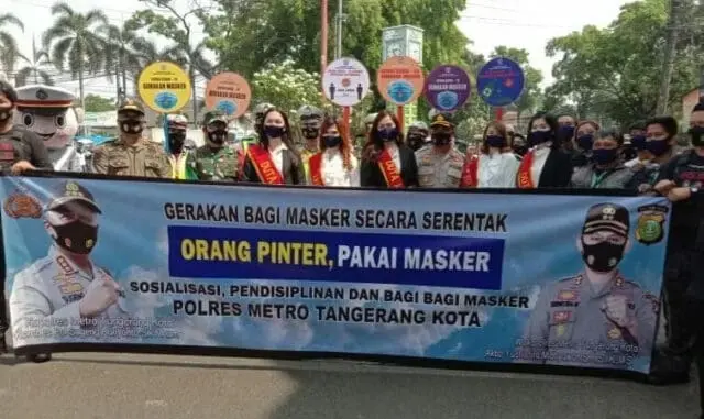 Orang Pintar Pakai Masker, Polisi Bagikan 10.000 Masker di Kota Tangerang Orang Pintar Pakai Masker, Polisi Bagikan 10.000 Masker di Kota Tangerang
