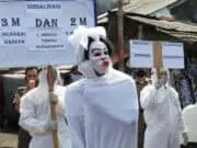 Sosialisasi 3M dan 2M di Pasar, Aparat Kecamatan Larangan Gunakan Pocong Sosialisasi 3M dan 2M di Pasar, Aparat Kecamatan Larangan Gunakan Pocong