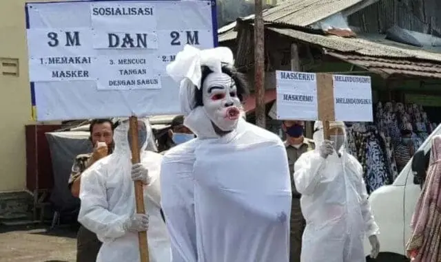 Sosialisasi 3M dan 2M di Pasar, Aparat Kecamatan Larangan Gunakan Pocong Sosialisasi 3M dan 2M di Pasar, Aparat Kecamatan Larangan Gunakan Pocong