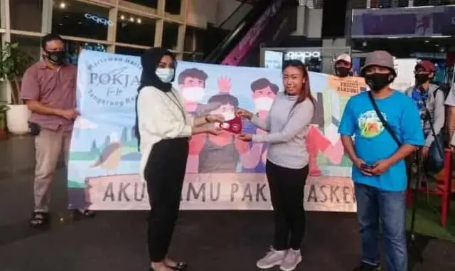 Bagikan Masker di Kawasan Tangcity Mal, Pokja WHTR Minta Masyarakat Sadar Protokol Kesehatan Bagikan Masker di Kawasan Tangcity Mal, Pokja WHTR Minta Masyarakat Sadar Protokol Kesehatan
