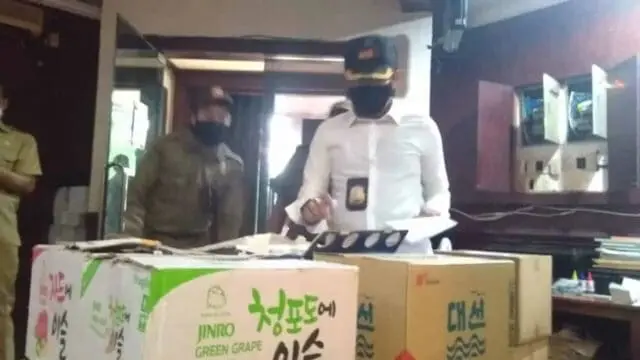 Berkedok Jualan Masker, Ruko di Pinangsia Ternyata Jual Miras Berkedok Jualan Masker, Ruko di Pinangsia Ternyata Jual Miras