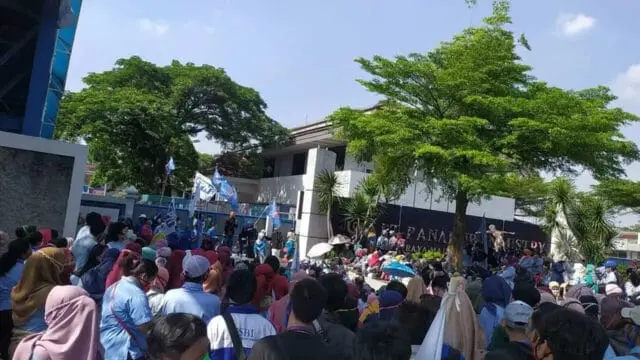 Minta UU Omnibus Law Dibatalkan, Ribuan Buruh Blokir Jalan di Tangerang Minta UU Omnibus Law Dibatalkan, Ribuan Buruh Blokir Jalan di Tangerang