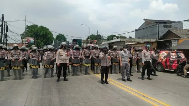 Hendak Ke Jakarta, Ribuan Masa Buruh Dihadang Polisi Hendak Ke Jakarta, Ribuan Masa Buruh Dihadang Polisi