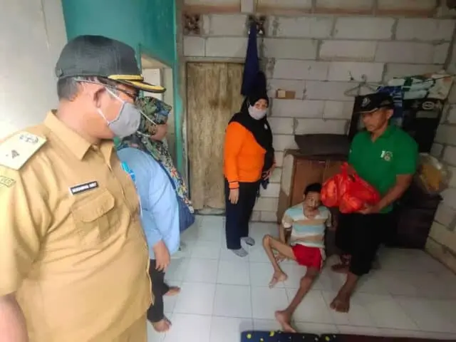 TKP Salurkan Bantuan Pada Penderita Lumpuh Layu di Poris Gaga Baru TKP Salurkan Bantuan Pada Penderita Lumpuh Layu di Poris Gaga Baru