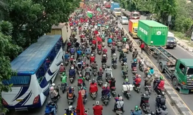 Hendak ke DPR-RI, Ribuan Buruh Kota Tangerang Diblokade di Jalan Daan Mogot Hendak ke DPR-RI, Ribuan Buruh Kota Tangerang Diblokade di Jalan Daan Mogot