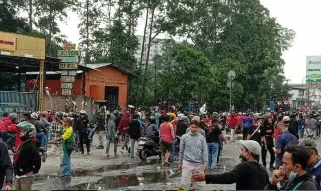 Kepung Petugas, Ribuan Massa Aksi Tolak UU Omnibus Law di Jalan Daan Mogot Ricuh