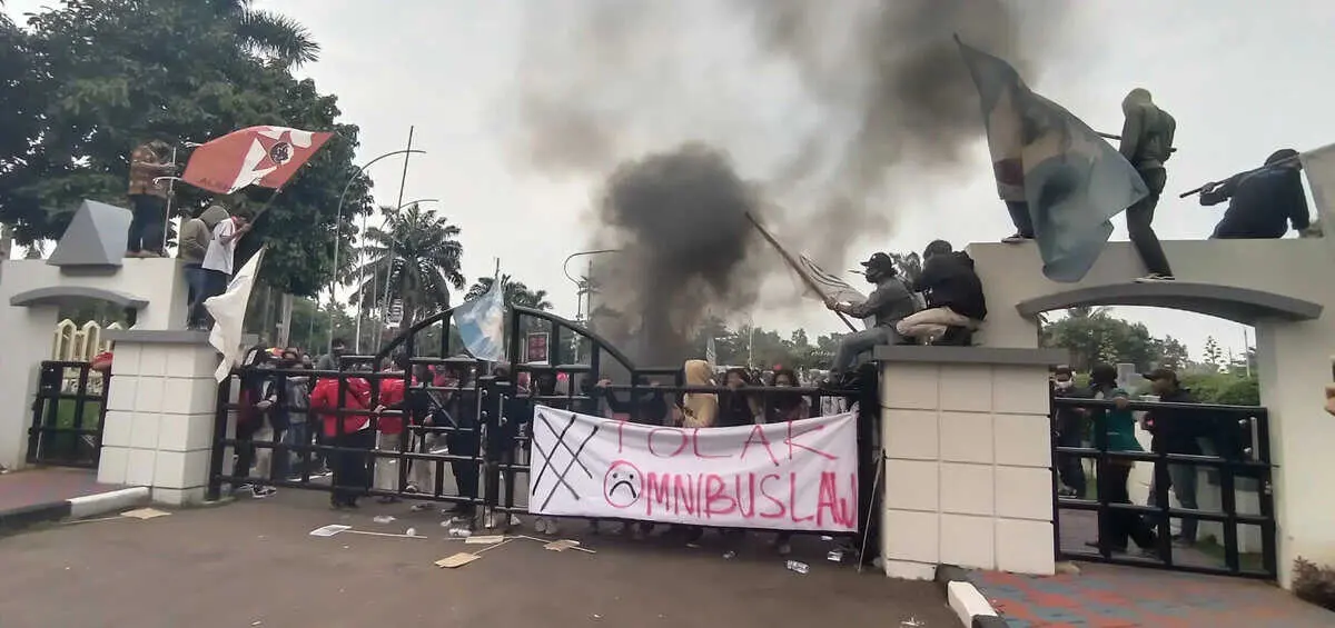 Penolakan UU Omnibus Law, Mahasiswa Geruduk DPRD Kota Tangerang Penolakan UU Omnibus Law, Mahasiswa Geruduk DPRD Kota Tangerang