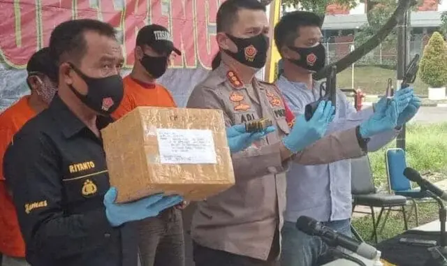 Ditangkap, Direktur Perusahaan dan Polisi Disersi Miliki Senpi Berikut Amunisinya Ditangkap, Direktur Perusahaan dan Polisi Disersi Miliki Senpi Berikut Amunisinya