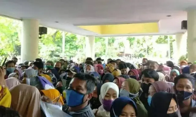 Ngeri, Penyerahan Berkas Bantuan UMKM di Kota Tangerang Penuh Sesak Warga Ngeri, Penyerahan Berkas Bantuan UMKM di Kota Tangerang Penuh Sesak Warga