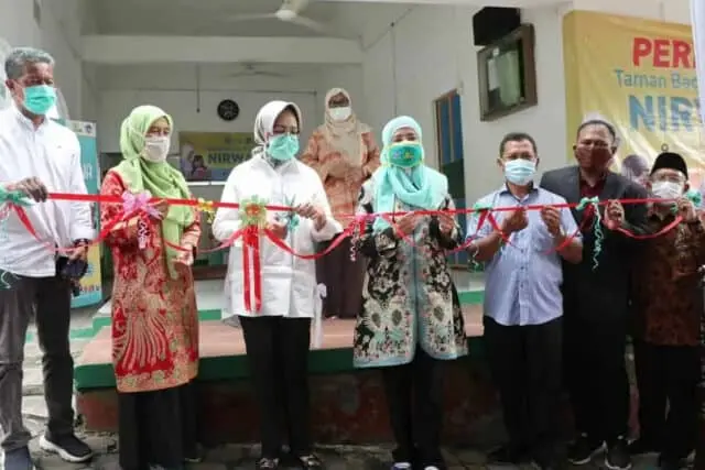 Airin Resmikan TBM Nirwana di Pisangan Airin Resmikan TBM Nirwana di Pisangan