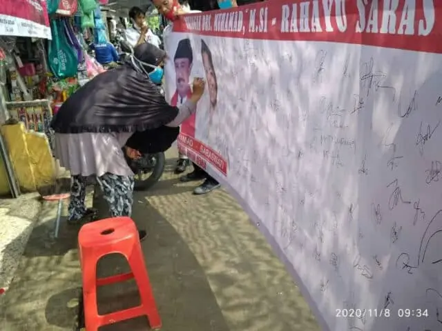 Di Pasar Bukit Pamulang, Warga Tangerang Selatan Beri Tanda Tangan Dukungan untuk Muhamad-Saras Di Pasar Bukit Pamulang, Warga Tangerang Selatan Beri Tanda Tangan Dukungan untuk Muhamad-Saras