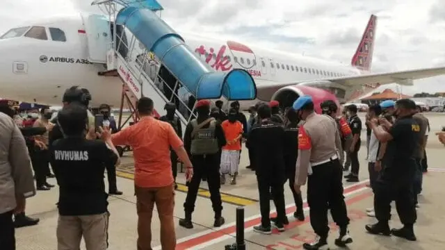 23 Tersangka Terorisme Tiba di Bandara Soekarno-Hatta, Dibawa ke Mako Brimob Kelapa Dua 23 Tersangka Terorisme Tiba di Bandara Soekarno-Hatta, Dibawa ke Mako Brimob Kelapa Dua