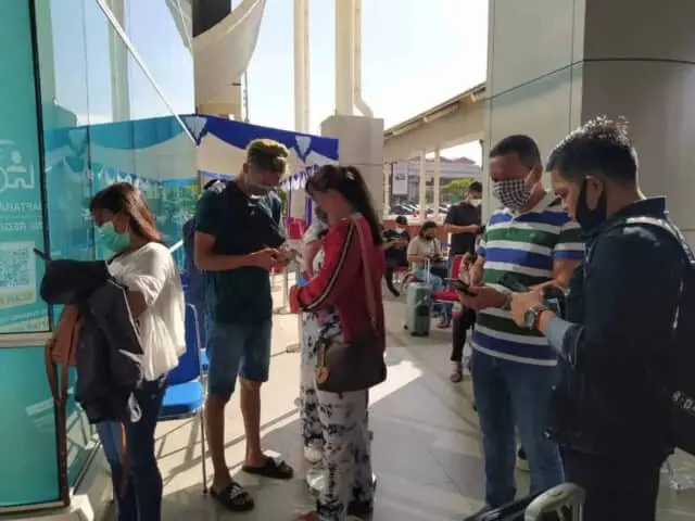Sempat Mengular Panjang, Antrean Rapid Test Antigen di Bandara Soetta Kini Sepi Sempat Mengular Panjang, Antrean Rapid Test Antigen di Bandara Soetta Kini Sepi