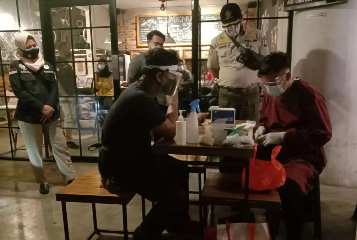 Operasi Pemburu Covid-19 Sasar Tempat Hiburan dan Kafe di Kota Tangerang Operasi Pemburu Covid-19 Sasar Tempat Hiburan dan Kafe di Kota Tangerang
