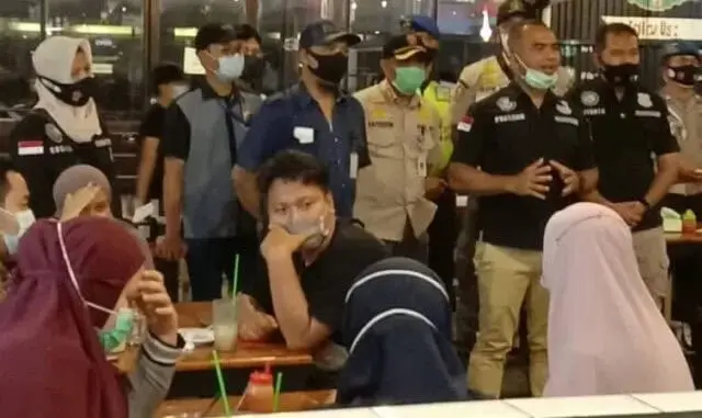 Operasi Pemburu Covid-19 Sasar Tempat Hiburan dan Kafe di Kota Tangerang Operasi Pemburu Covid-19 Sasar Tempat Hiburan dan Kafe di Kota Tangerang