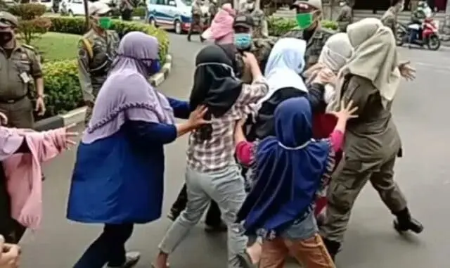 Emak-emak Korban Gusuran JORR II Ngamuk Minta Ketemu Wali Kota Tangerang, Penjagaan Jebol Emak-emak Korban Gusuran JORR II Ngamuk Minta Ketemu Wali Kota Tangerang, Penjagaan Jebol