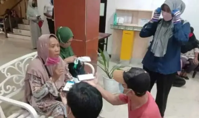Emak-Emak Korban JORR II ke Wali Kota Tangerang: Kami Rakyat Kecil Pak, Tolong! Emak-Emak Korban JORR II ke Wali Kota Tangerang: Kami Rakyat Kecil Pak, Tolong!