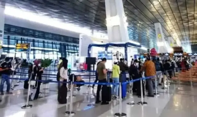 Jelang Nataru, Begini Antrean Panjang Rapid Test Antigen di Bandara Soetta Jelang Nataru, Begini Antrean Panjang Rapid Test Antigen di Bandara Soetta