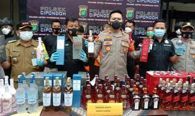 Bakal Diperjualbelikan Jelang Tahun Baru, Ratusan Miras Ilegal Diamankan Polisi di Cipondoh Bakal Diperjualbelikan Jelang Tahun Baru, Ratusan Miras Ilegal Diamankan Polisi di Cipondoh