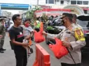 Ajak Masyarakat Rayakan Tahun Baru diRumahSaja, Kapolres Bagi-Bagi Daging Ajak Masyarakat Rayakan Tahun Baru diRumahSaja, Kapolres Bagi-Bagi Daging